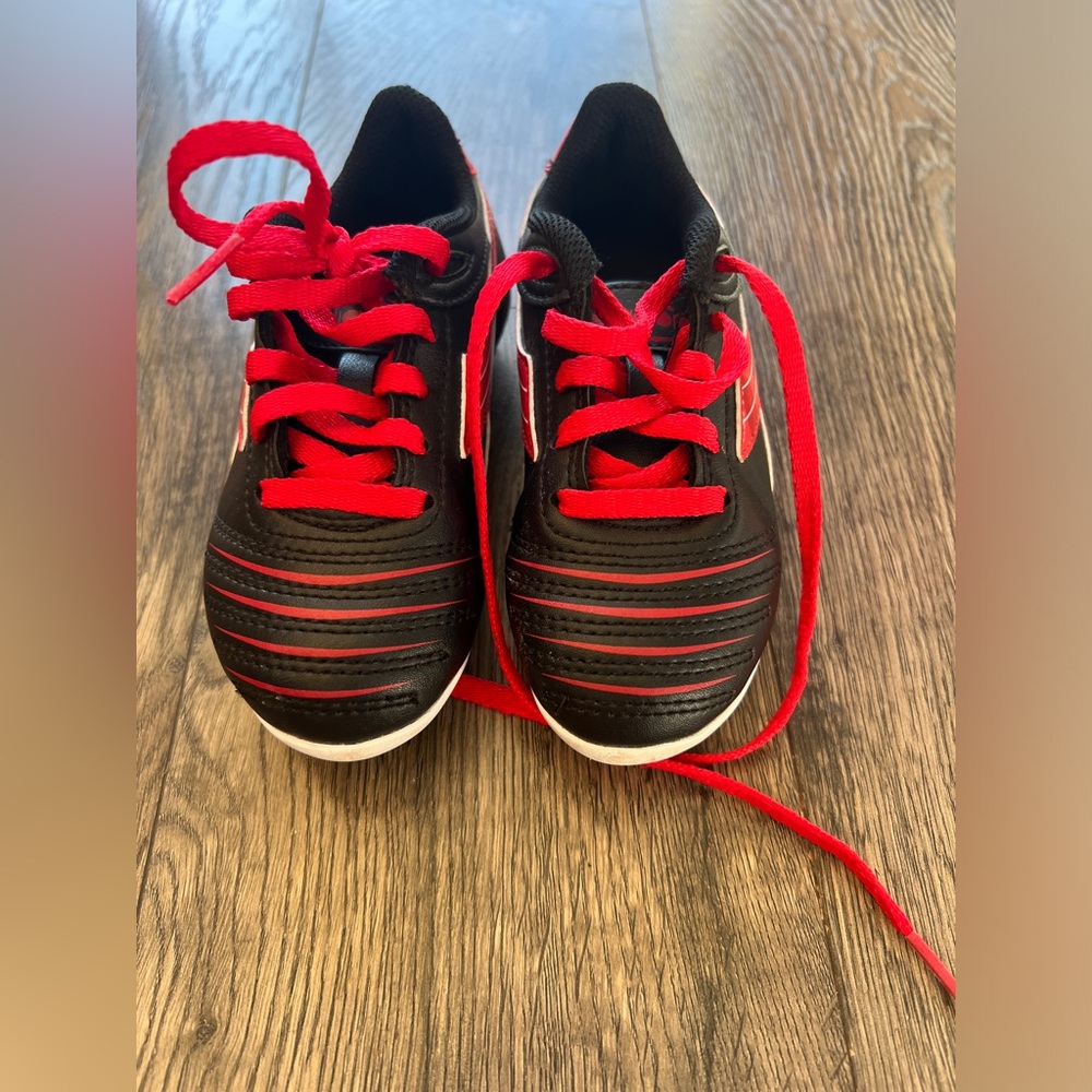 Diadora Kids Soccer Cleats - Black and Red - Size 10
